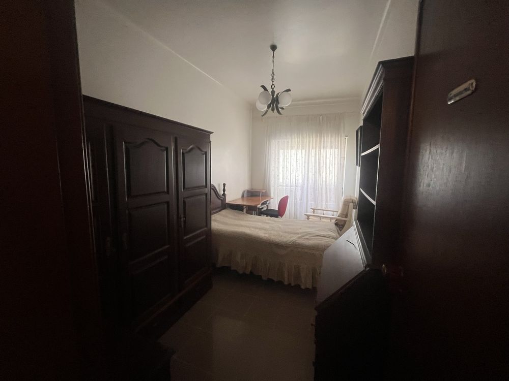Quarto em madeira maciça com cama, roupeiro, mesa de cabeceira