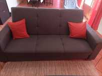 Sofá com três lugares também faz de cama