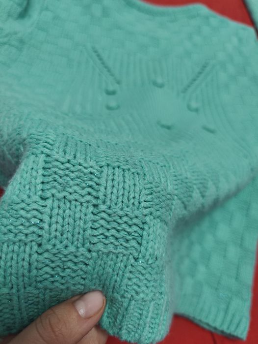 М'ятний в'язаний светр з жемчугом