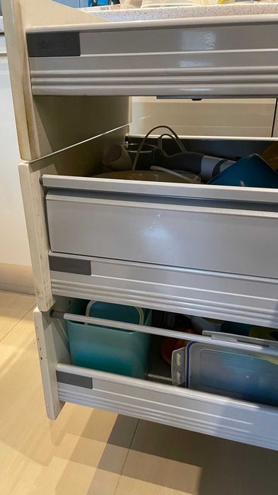 Kuchnia na wymiar L, krem/śliwka, BLUM, blat 38 mm –  rezerwacja