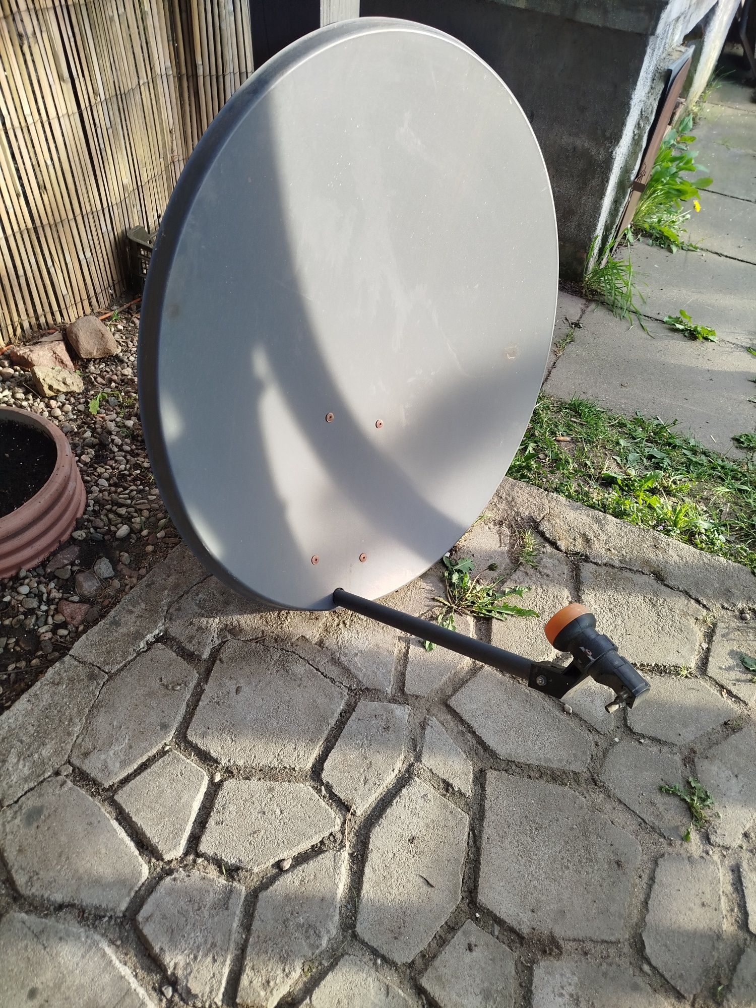 Talerz antena satelitarna z konwerterem