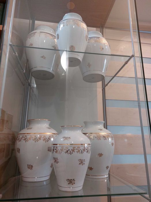 Wazony porcelanowe, Chodzież, złote zdobienia, 11 sztuk, PRL