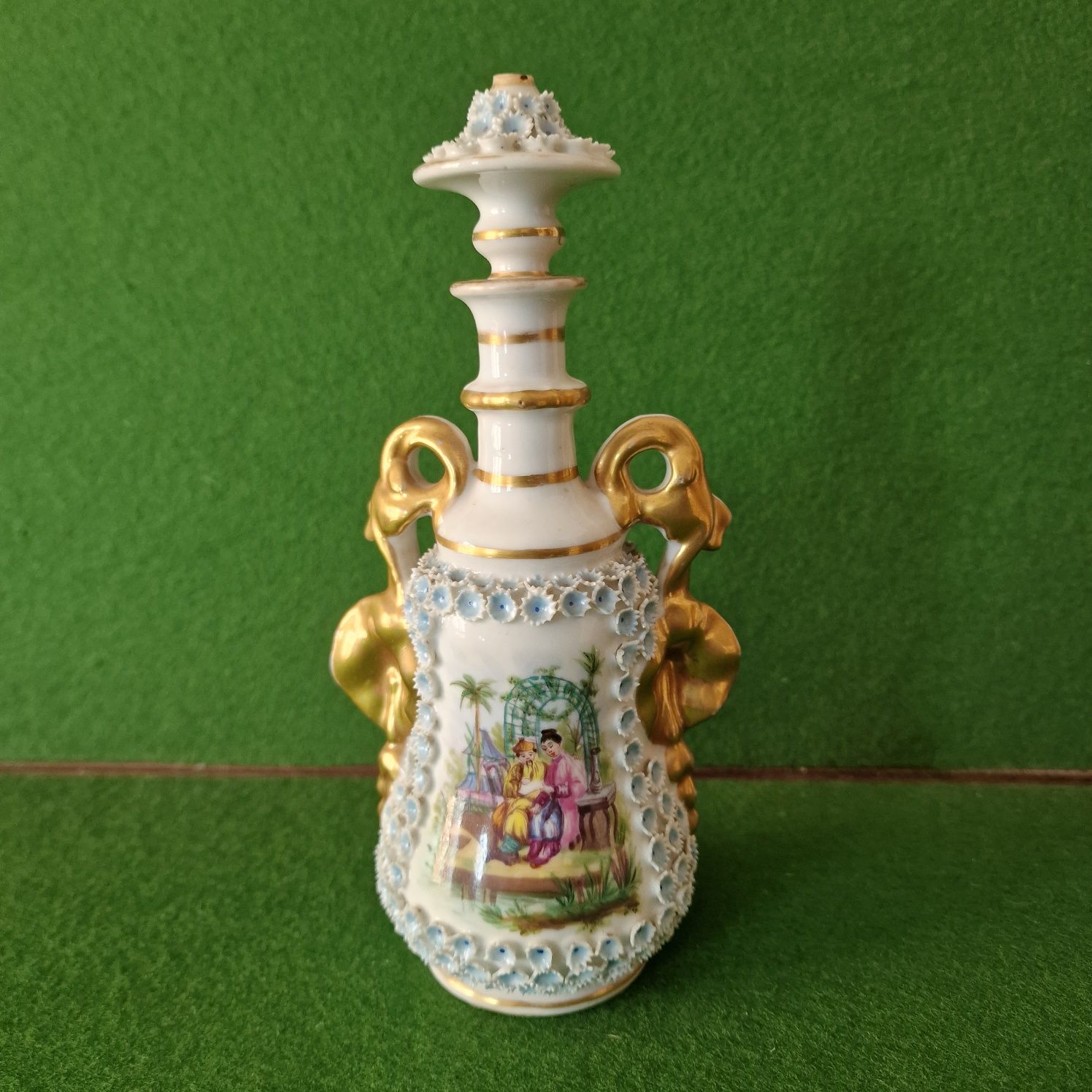 Frasco de perfume em porcelana