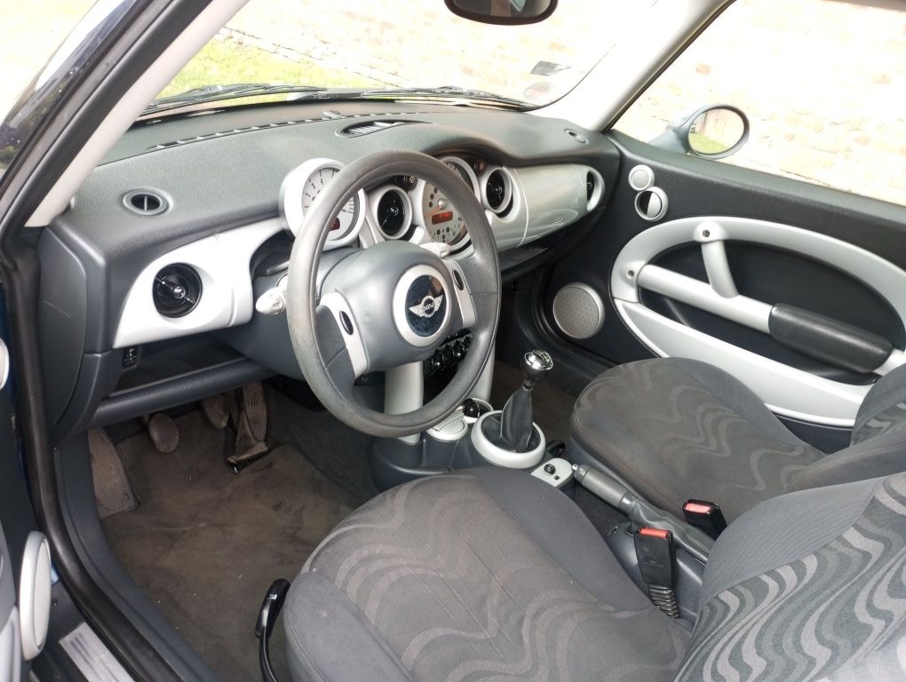 Mini Cooper 1.6 benzyna.