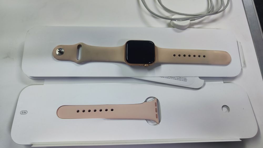Apple Watch Series 5 GPS 40mm Gold Aluminum Case