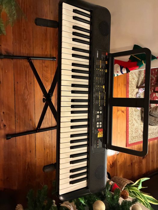 Teclado Yamaha e suporte