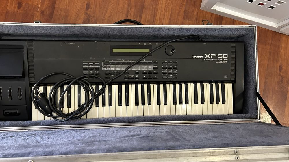 Roland XP50 com Case Rígido (Hard Case)