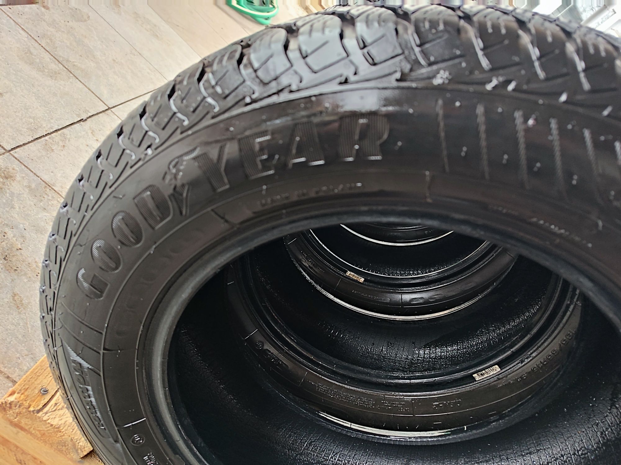 Продам резину Goodyear Vector 4seasons 195 65 r15