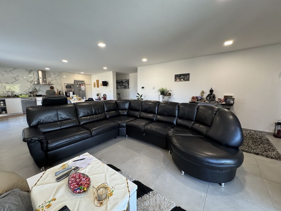 Sofá de canto em pele – com cama, gaveta e lugar para 8/9 pessoas