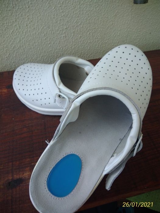 Socas ortopédicas brancas novas - T.M. 37