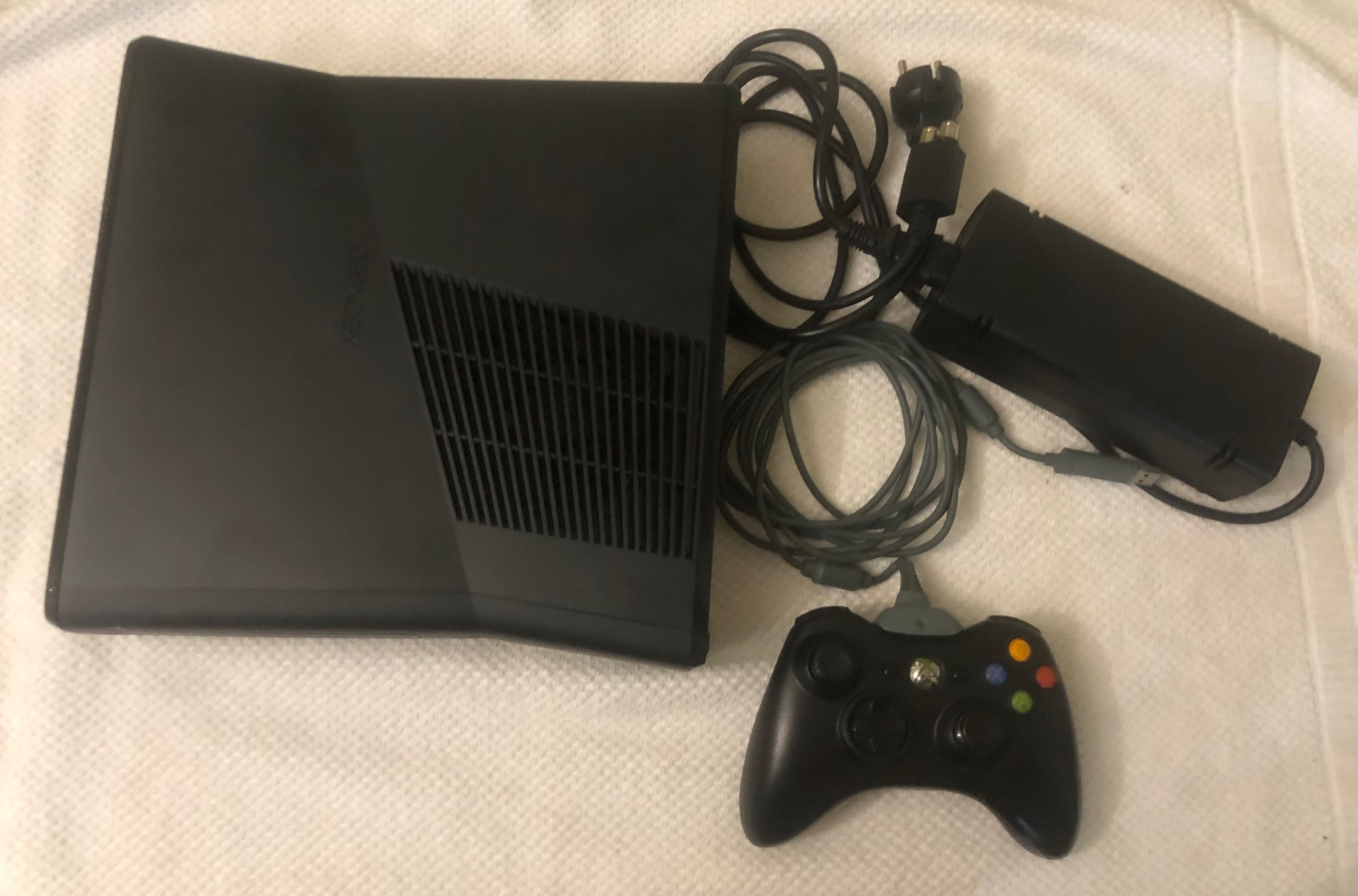 Xbox 360 S 250gb (praticamente novo)