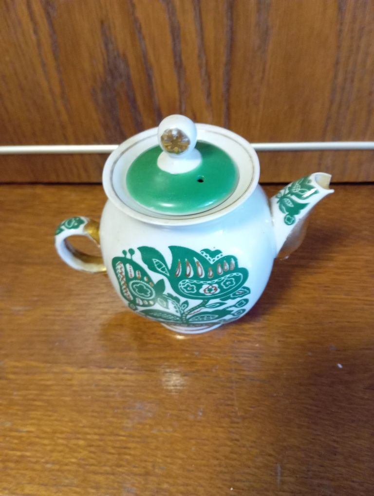 Продам  4 чайника времён СССР,сервиз,молочник и т.д