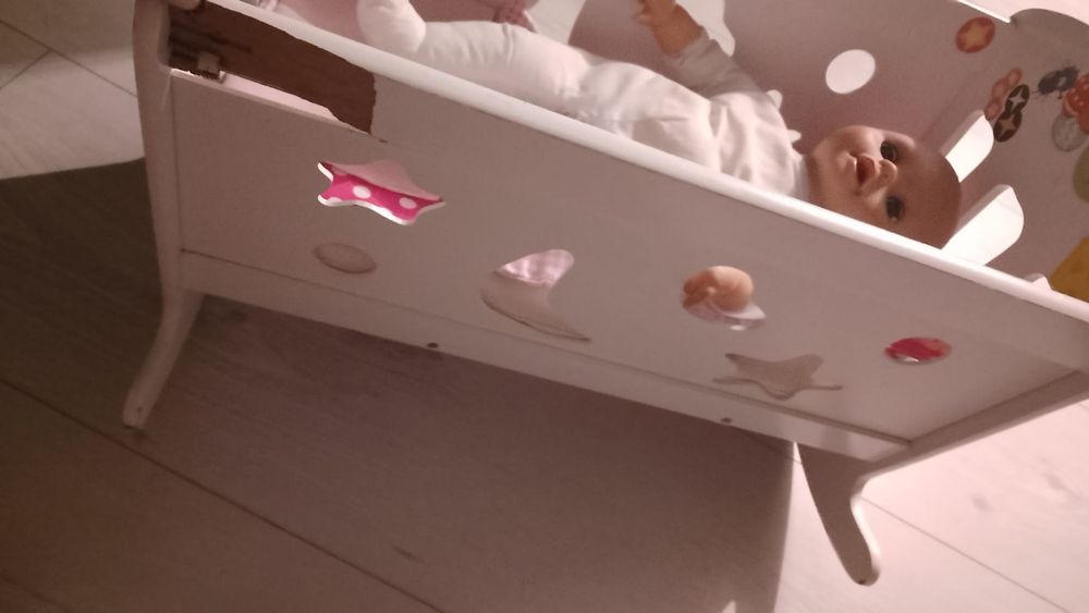 Lala z łóżeczkiem i pościelą