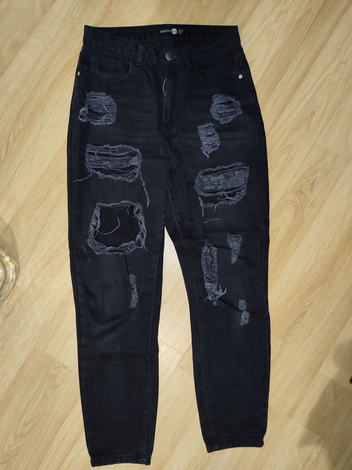 Чорні джинси з дірками