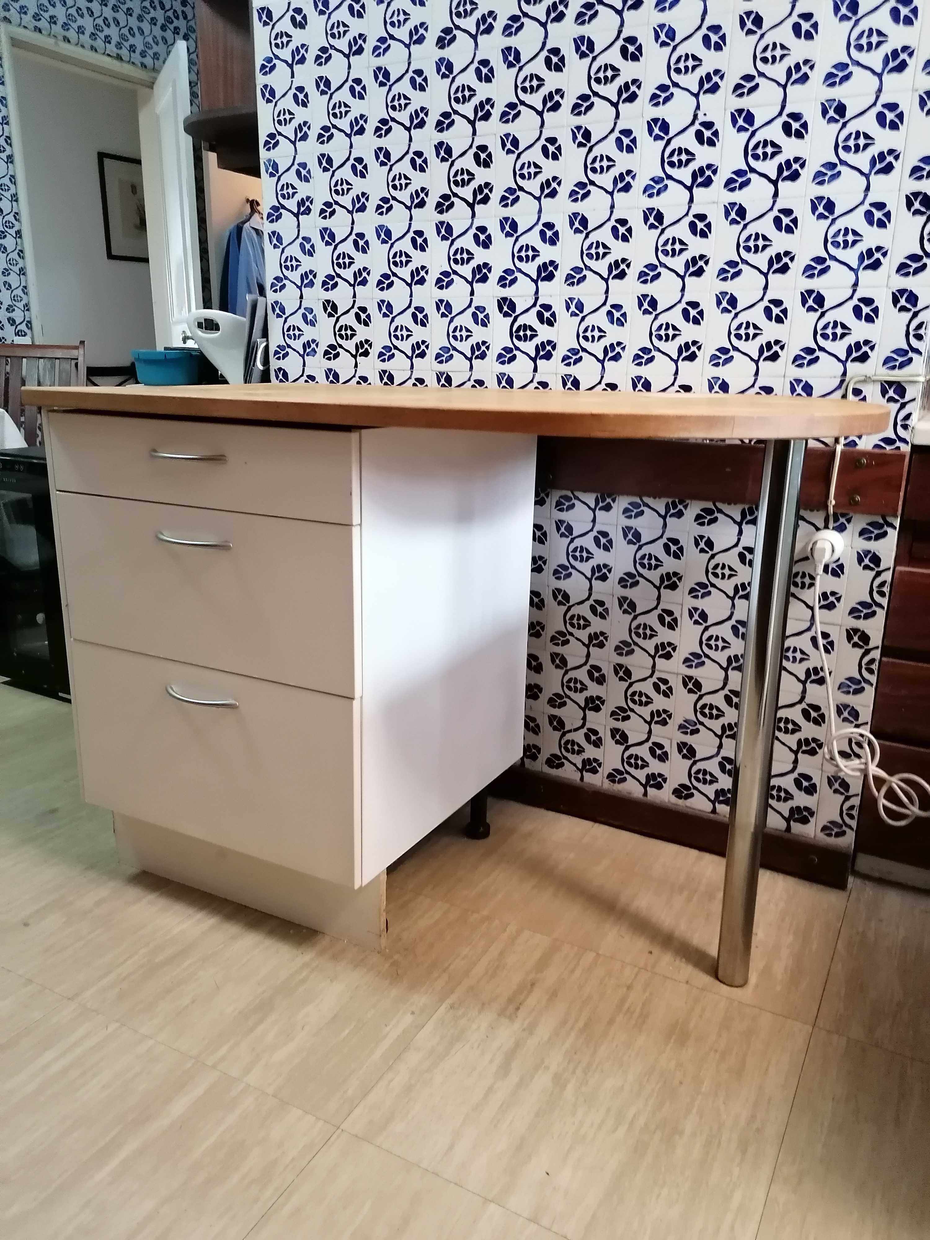 Módulo de armário de cozinha com 3 gavetas e tampo em madeira