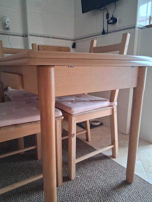 Vendo mesa de cozinha com 4 cadeiras