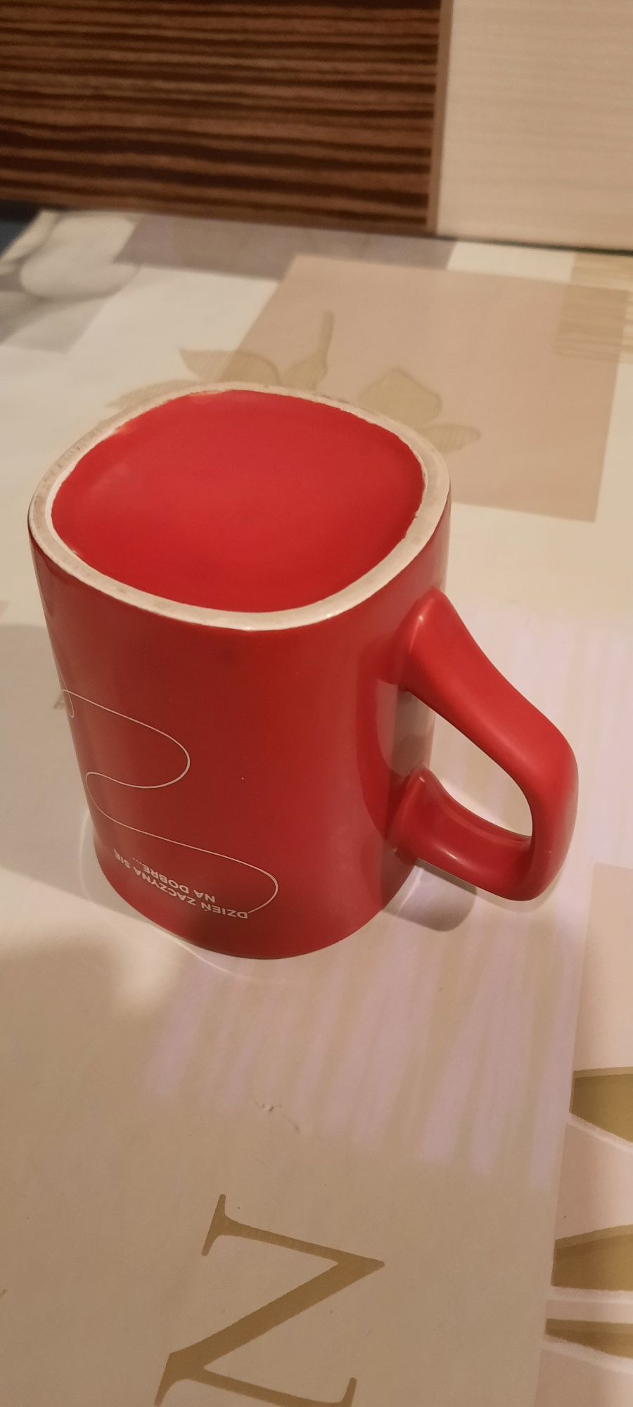 Czerwony kubek Nescafe