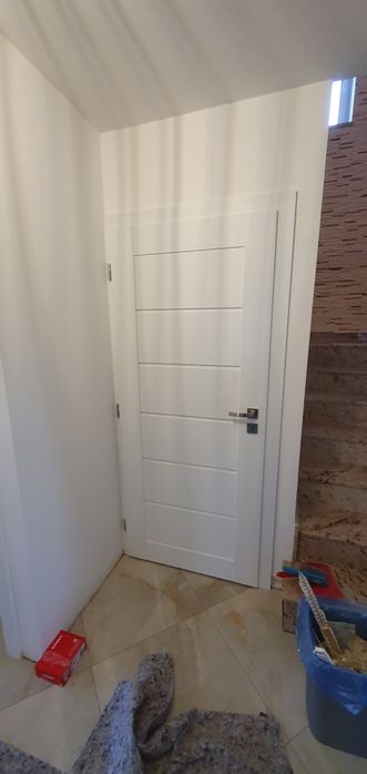Montaz drzwi wewnętrznych i zewnętrznych. Panele laminowane