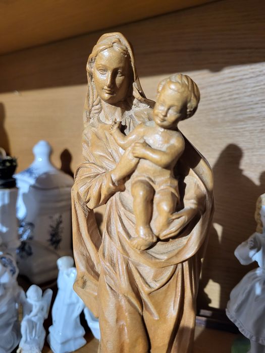Drewniana rzeźba Matki Bożej Maryja z dzieciątkiem Jezus