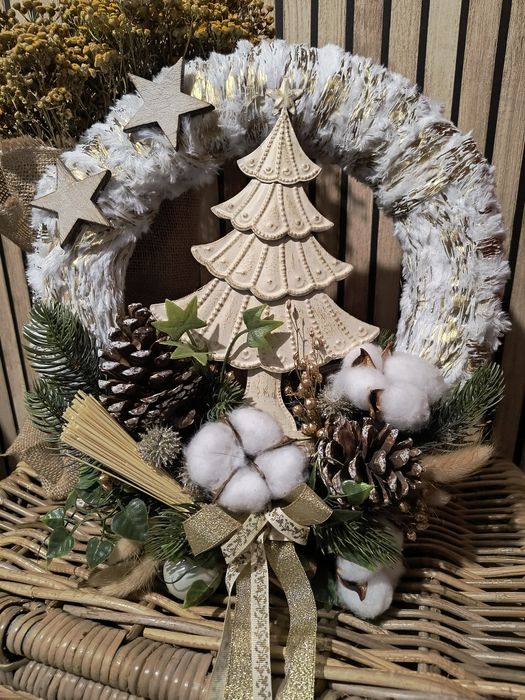 Wianek świąteczny z metalową choinką (25)