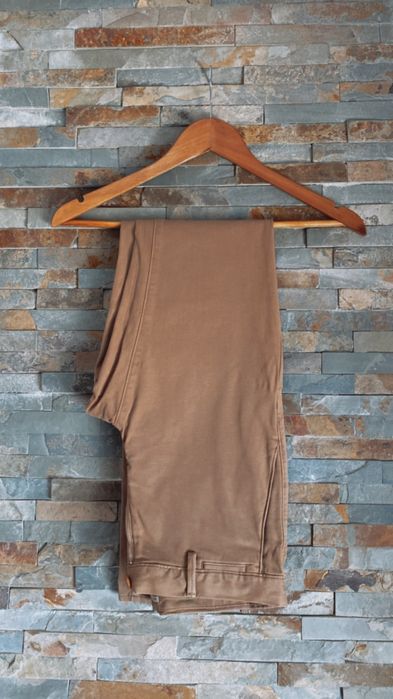 Calças bege (Mango)