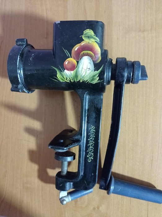 М'ясорубка ручна . Мясорубка механическая.