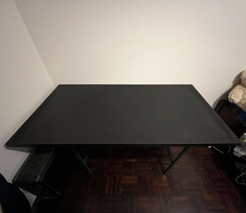 Secretária Ikea com tampo Linnmon e 2 cavaletes.