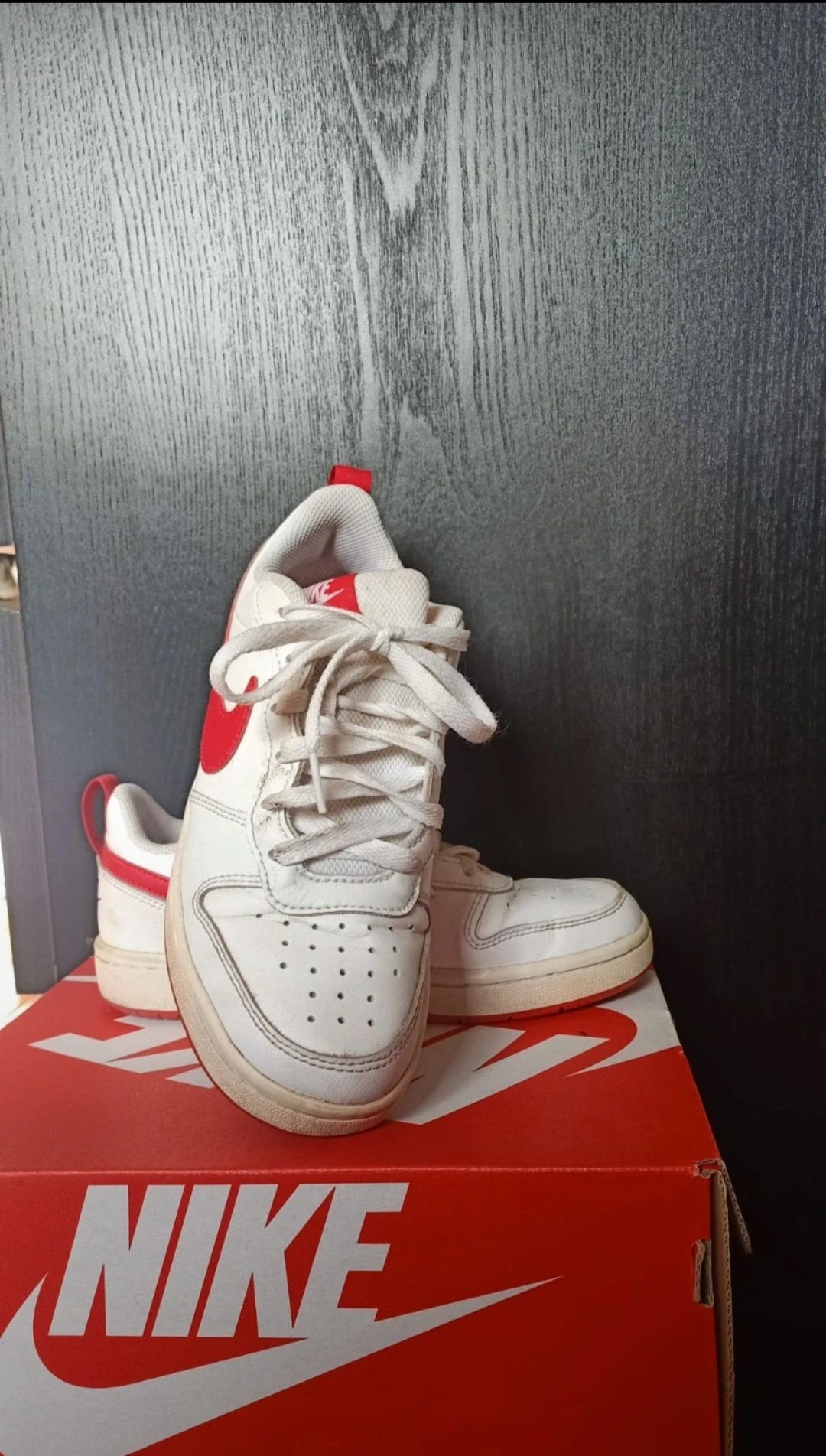 Sapatilhas Nike com swosh vermelho