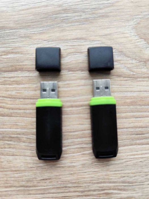 Дві USB-флешки по 16 ГБ. Продаю разом — ціна за 2 штуки.