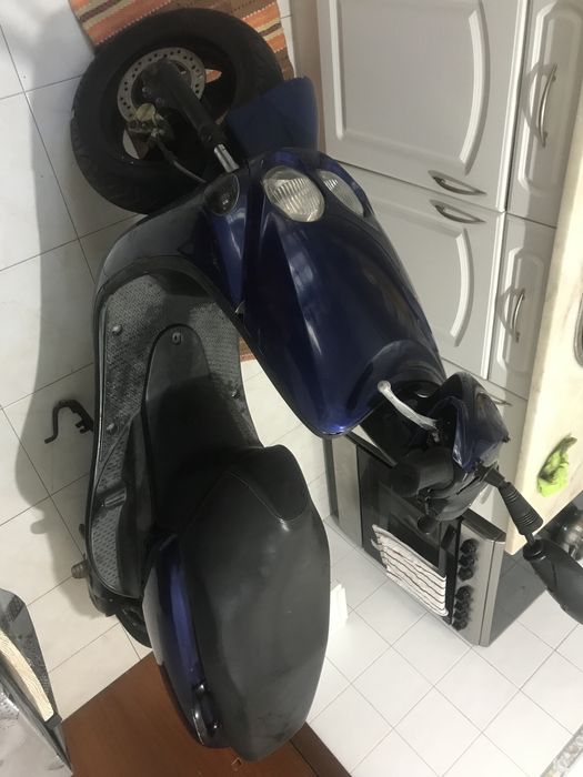 Eu estou a vender scooter 50cc yamaha azul gasolina