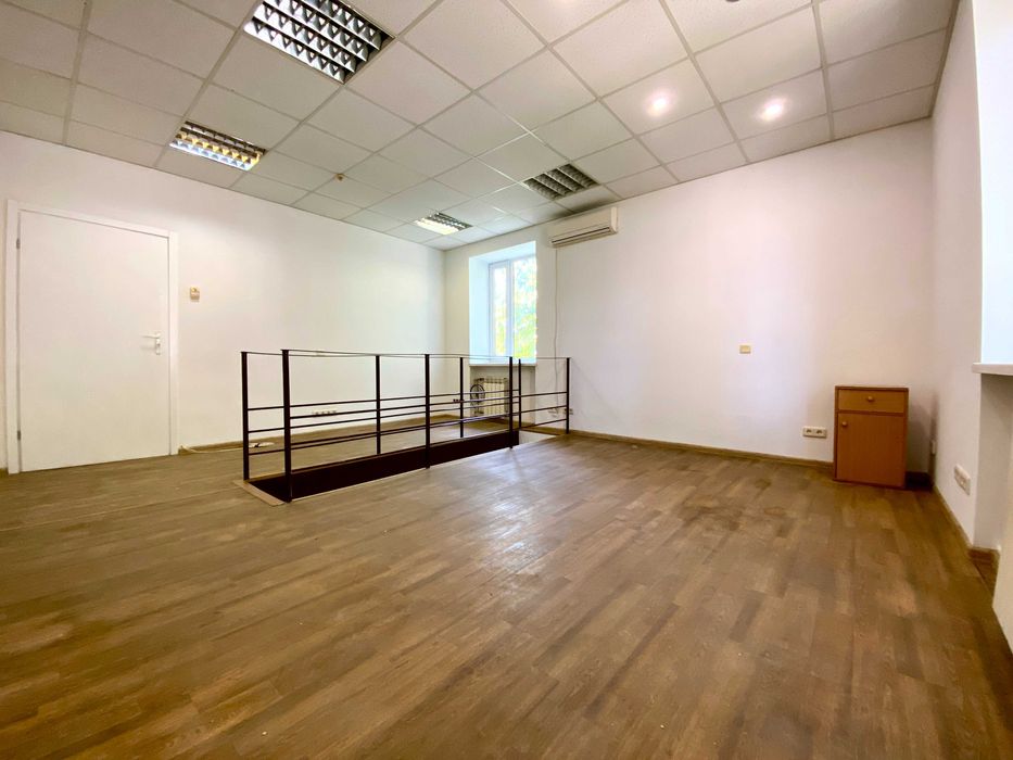 Комерційне дворівневе приміщення в центрі міста (вул. Перемоги).