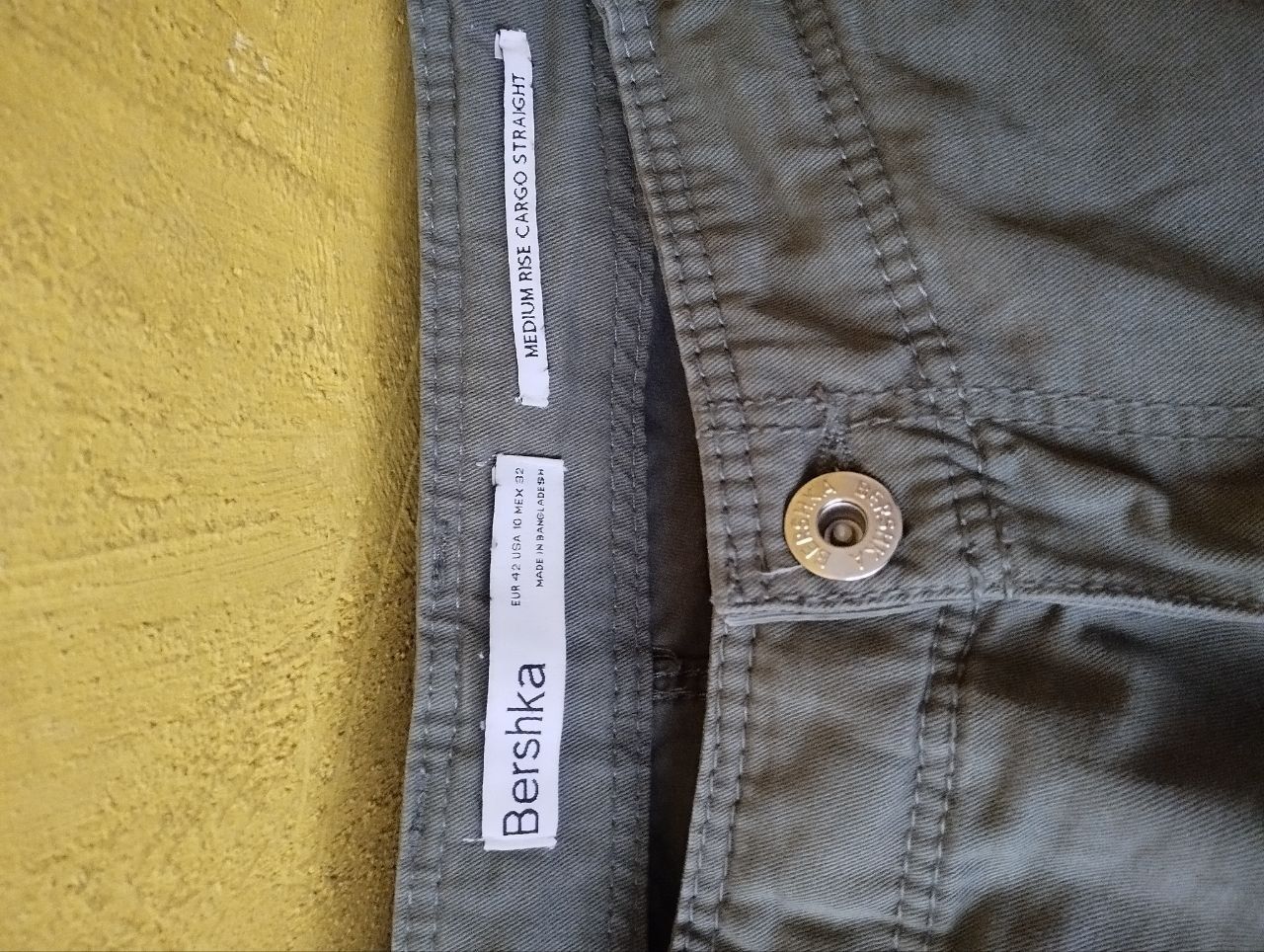 Карго штани карго Bershka Medium Rise Cargo Straight хакі