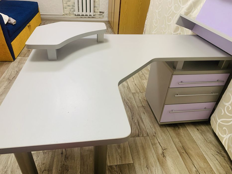 Стіл компʼютерний письмовий