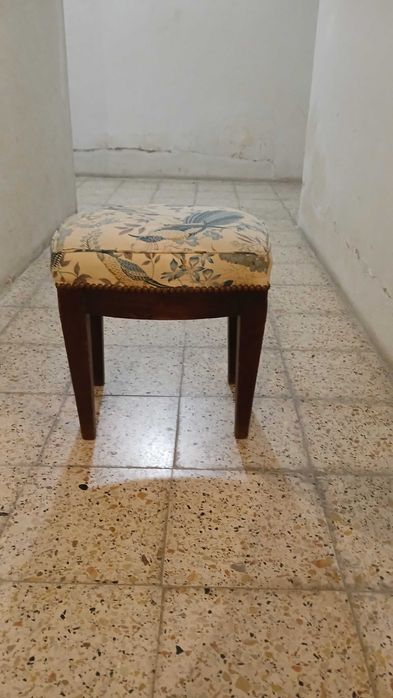 Pequena banqueta forrada a tecido