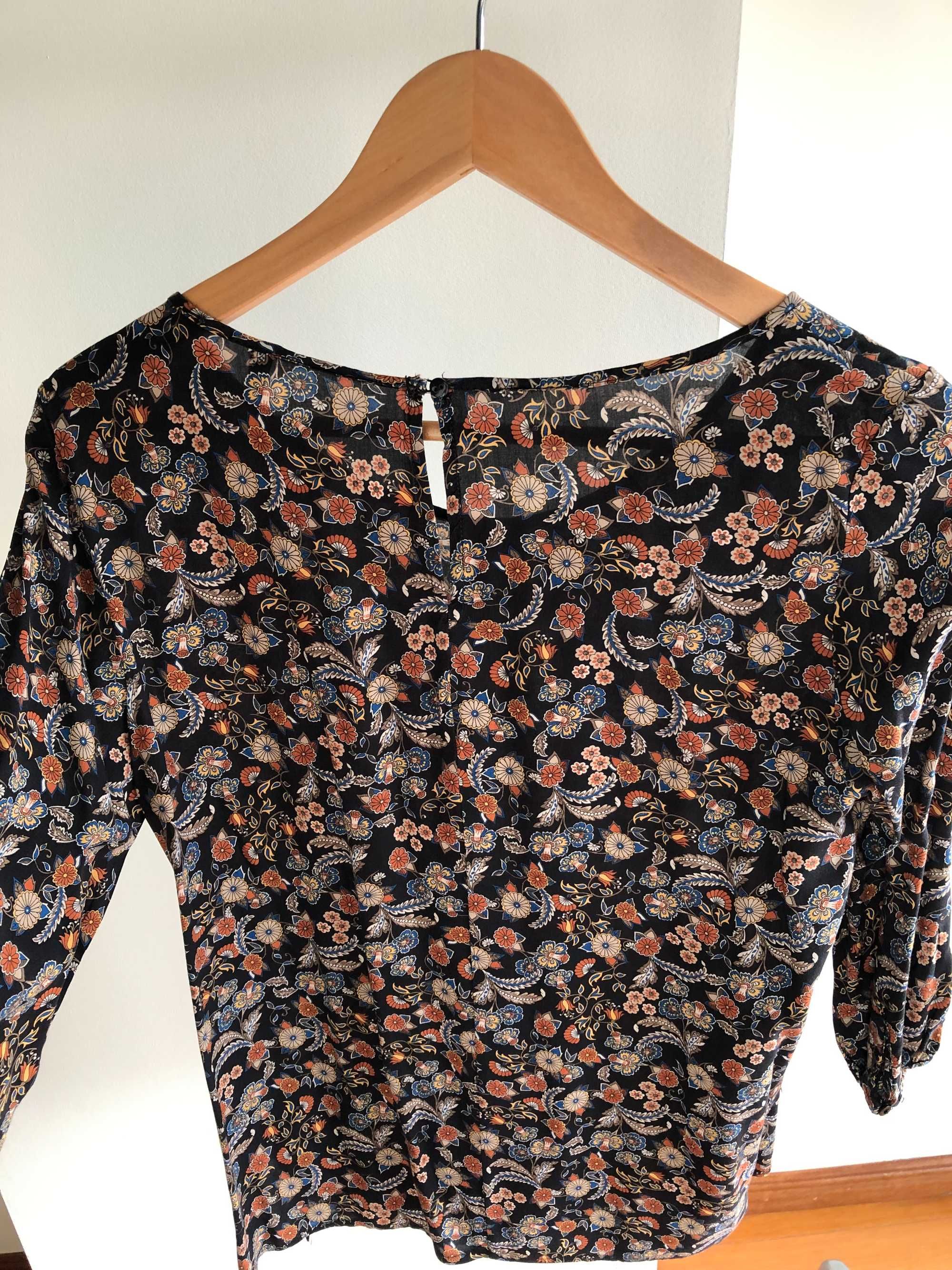 Blusa preta com estampado florido, Stradivarius, Tamanho M