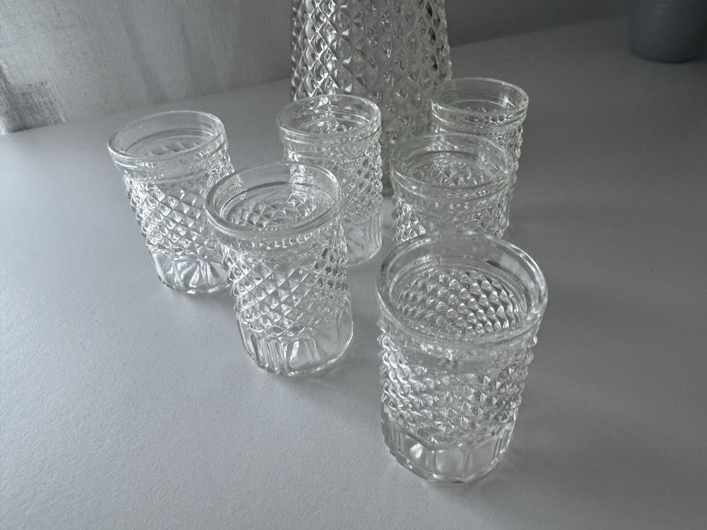 Conjunto de garrafa e seis copos em cristal