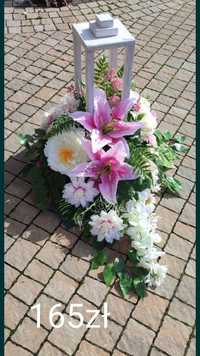 Kompozycja nagrobna kwiaty na cmentarz w lampionie