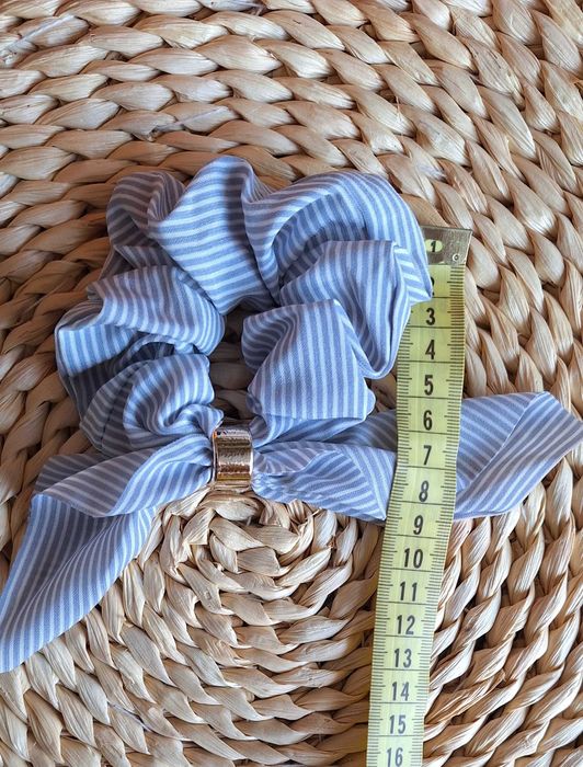 Scrunchie z uszami w biało niebieskie paski złoty pierścień