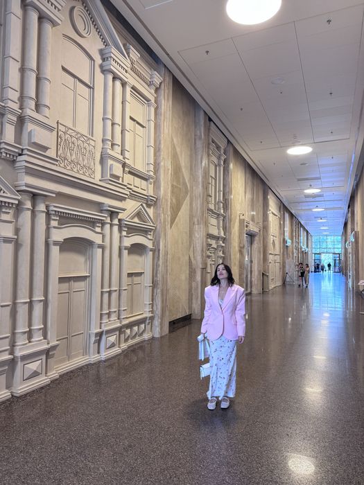 Сукня і рожевий жакет