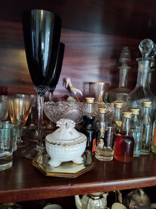 Porcelanas e cristais antigos