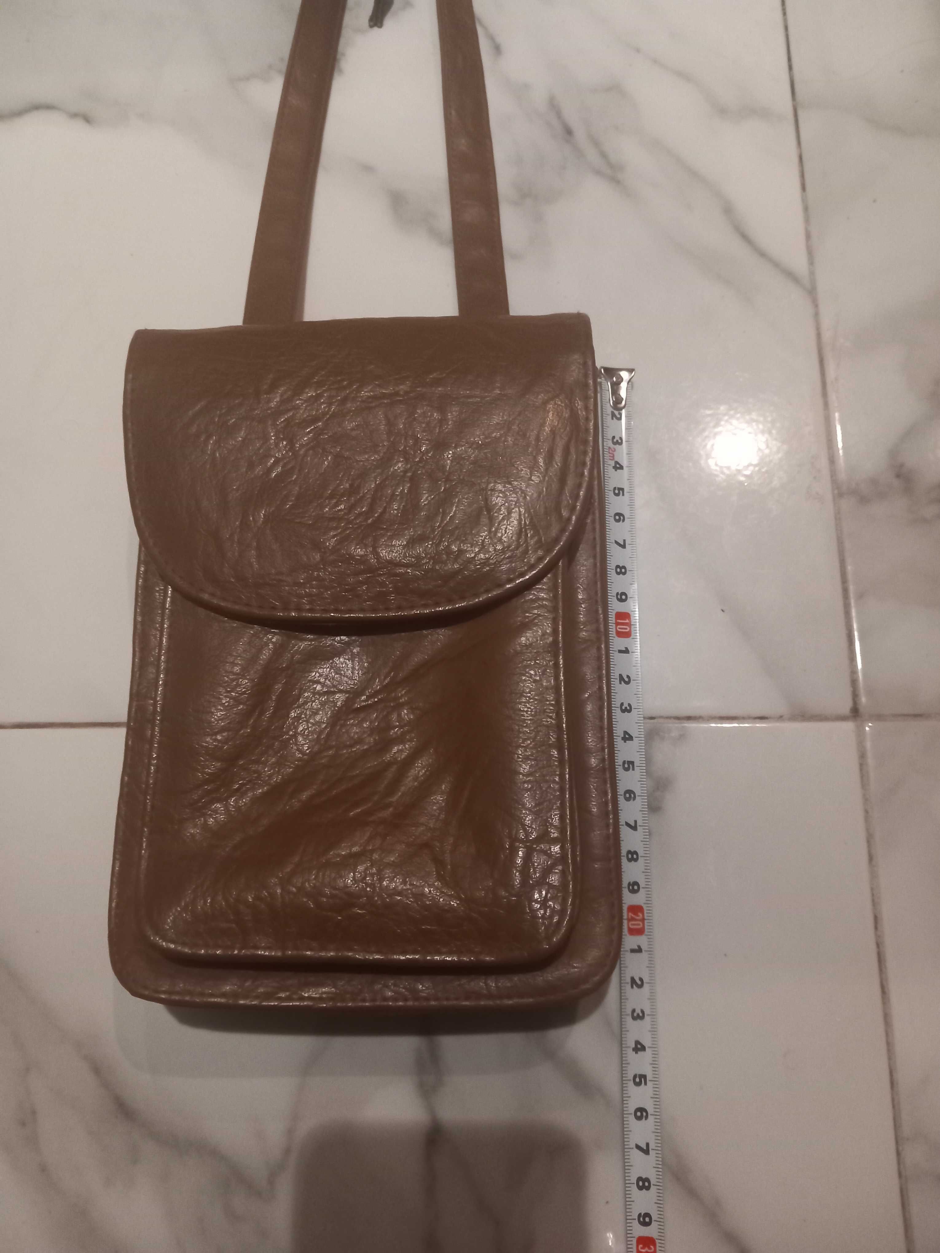 Mała brązowa torebka z wbudowanym portfelem i lusterkiem