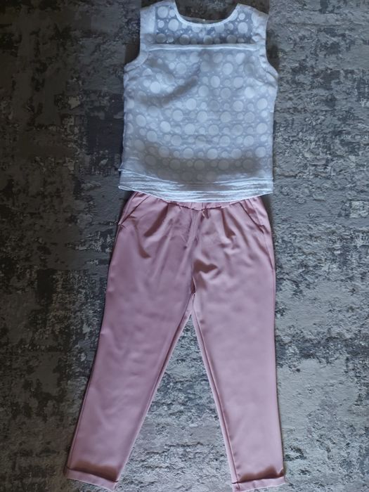 Женские брюки и блюзка