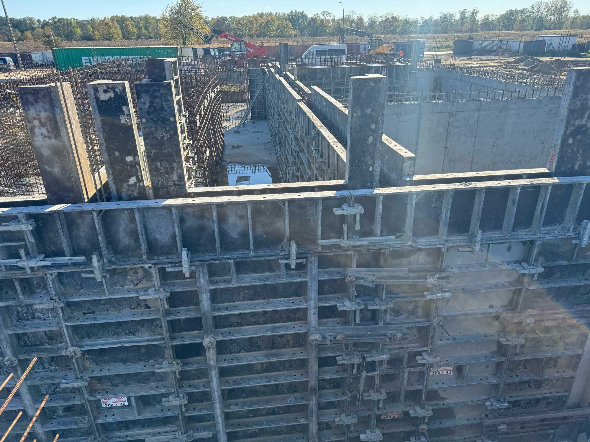 Wynajem i sprzedaż szalunków rusztowań podnośników kontenerów ogrodzeń