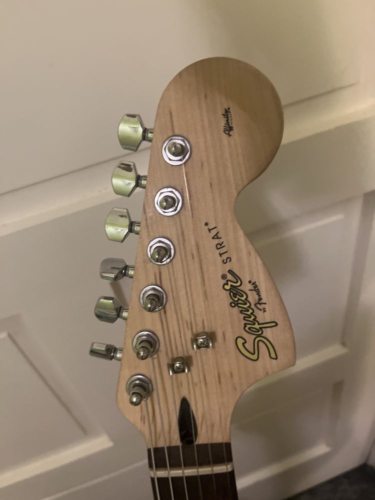 Guitarra eletrica Fender com saco e palhetas D’Addario e Dunlop