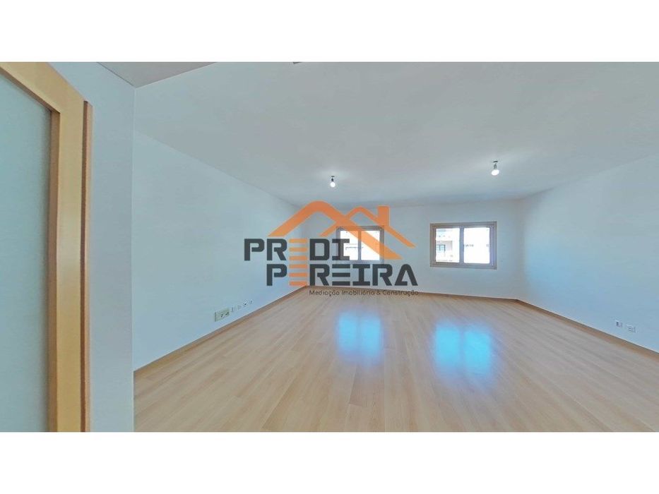 Apartamento T3 , com box para dois carros, localizado na Av. Amália...