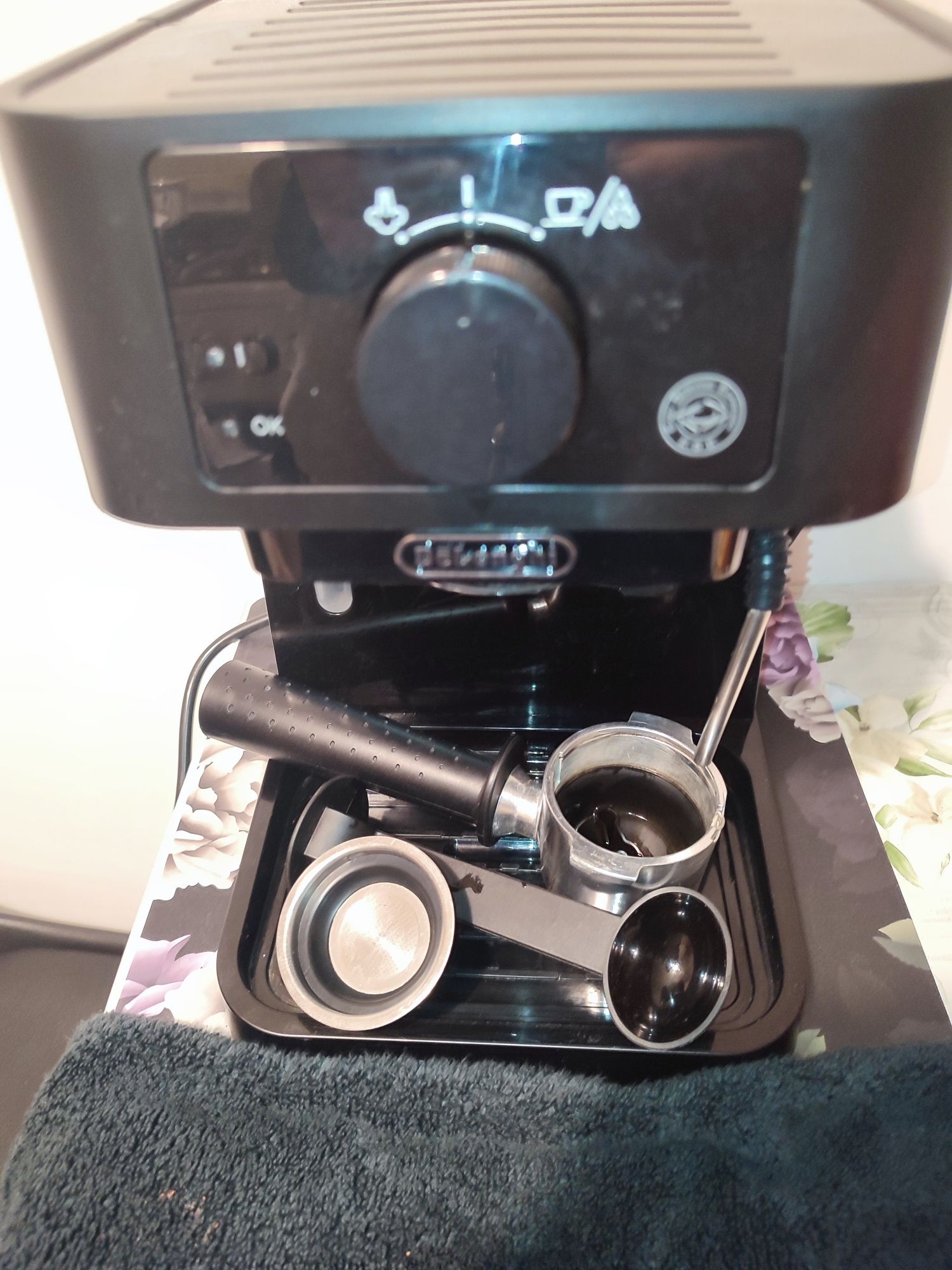 Ekspres kolbowy delongi EC 235 BK