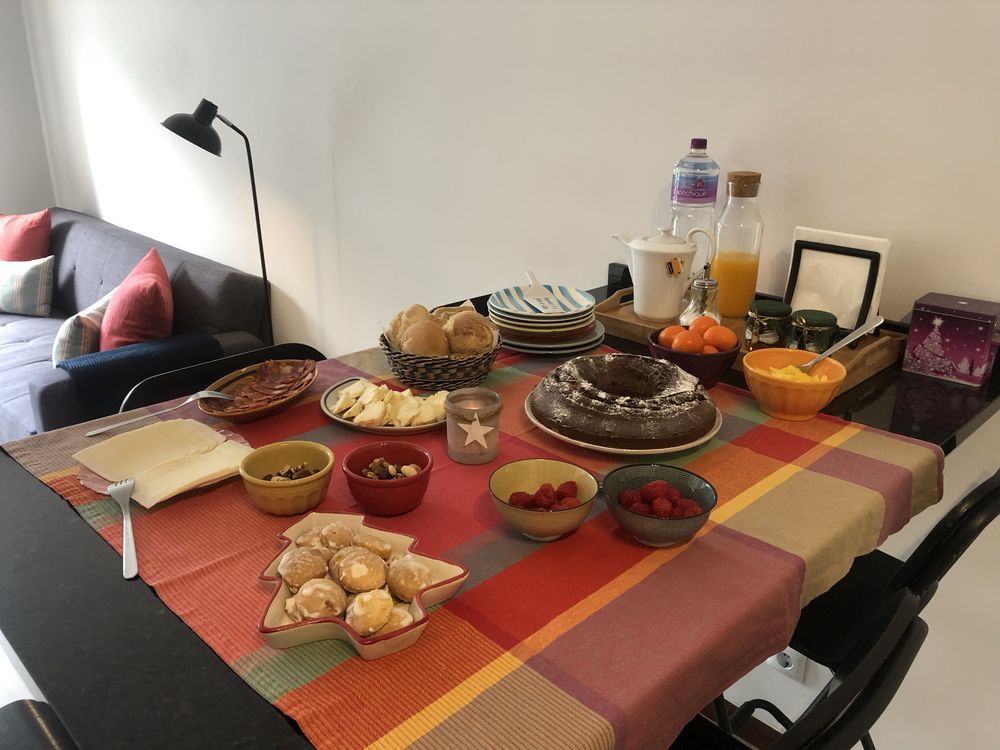 Mesa de pedra com pernas