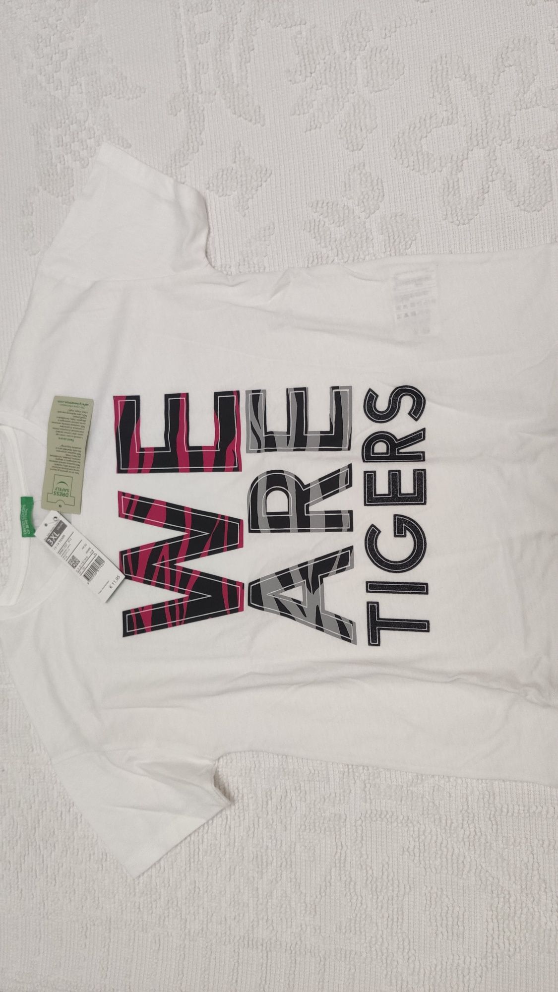 T-shirt Benetton Menina. Tamanho 13/14. NOVA.