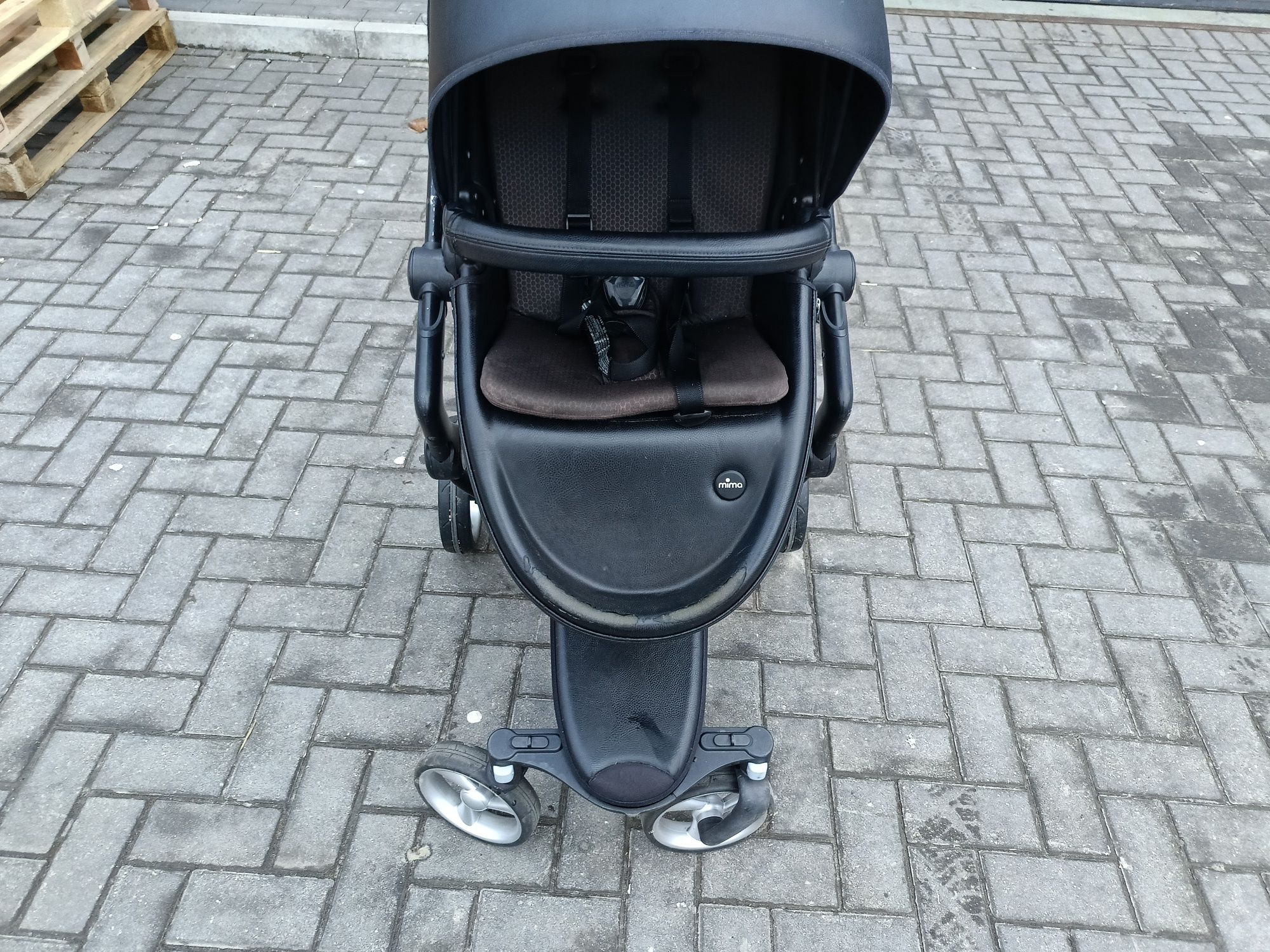 Wózek dziecięcy Mima Xari Ferrari wśród wózków :)