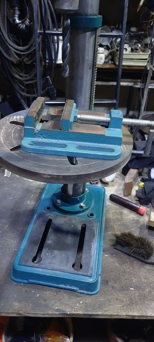 Свердлильний станок на 12 швидкостей.